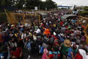 Caravana de imigrantes, agora com 5 mil pessoas, avança em direção aos EUA