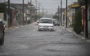 Furacão Willa perde força, mas ainda causa fortes chuvas no Mexico