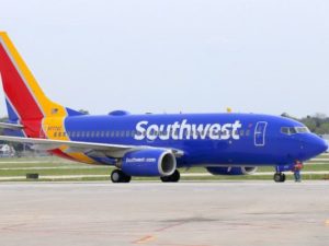 Companhia aérea pede desculpas depois que funcionário caçoou de menina chamada “Abcde”