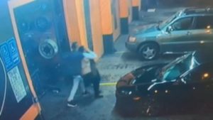 Polícia está atrás de mulher vista em vídeo sendo sequestrada em Miami