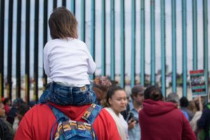 Imigrantes separados dos filhos voltam aos EUA para reencontrá-los