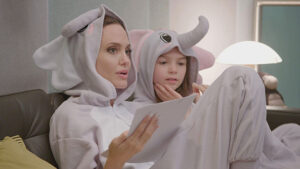 As atrizes Angelina Jolie e Brooklynn Prince usando os macacões de elefante. (Cortesia; Disney)