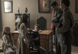 Os atores Alejandra Howard, Stephanie Gil, Jorge Lamelas, Goran Višnji? e Simão Cayatte, em cena do drama "Fatima". (Cr.: Claudio Iannone/ ©2020 PICTUREHOUSE).