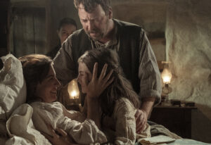 Os atores Lúcia Moniz, Marco D'Almeida e Stephanie Gil em cena do drama "Fatima" (Cr.: Claudio Iannone/ ©2020 PICTUREHOUSE)